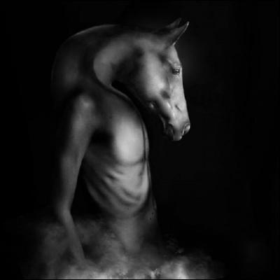 Cronos prit la forme d'un cheval pour plaire à une magnifique nymphe, qui eut de lui le centaure Chiron. Qui est-elle ?