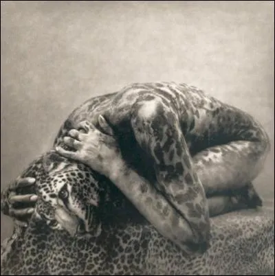 Quel dieu, dans son cortège, est tiré dans son char par deux de ses créatures ?