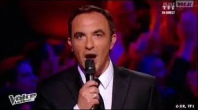 Comment s'appelle le présentateur télé de The Voice ?
