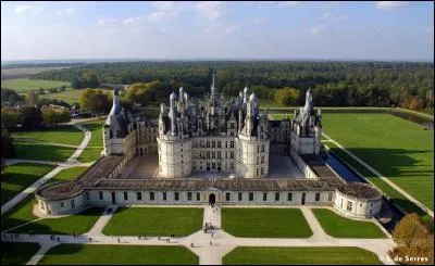 Le château de Chambord se situe dans le département du Loiret.