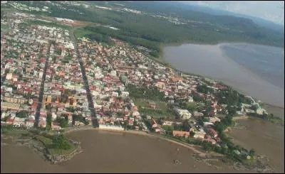 Quelle est la préfecture et première ville de Guyane ?