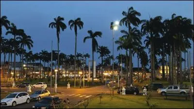 Comment se nomme la place principale, coeur de la ville ?