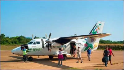 Quelle est la ville la plus peuplée qui ne soit pas accessible par le réseau routier ?