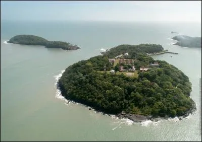 Comment se nomme cette île, transformée en bagne, où a été notamment détenu le capitaine Dreyfus ?