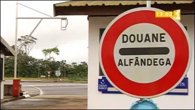 Avec combien de pays la Guyane possède-t-elle une frontière ?