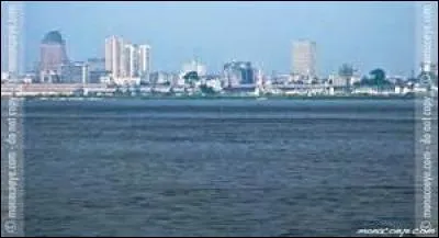 LE CONGO - Ce fleuve d'Afrique se jetant dans l'océan Atlantique après avoir traversé la ville de...