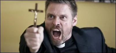 Lors d'un exorcisme, le prêtre donne ce conseil : "Vise la Bête et envoie-la vite à l'abbé ! "