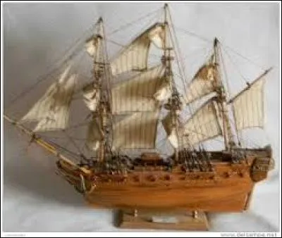 Après de longues traversées océanniques, quand le matelot revenait au port, il pausait souvent sa maquette sur le bout du quais.