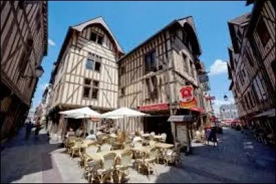 Les filles de Troyes ofrent toujours leurs deux joues à baiser.