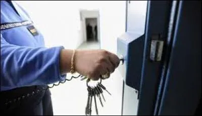 Comme son mari avait pris vingt ans fermes, sa femme c'est barrée avec le maton.