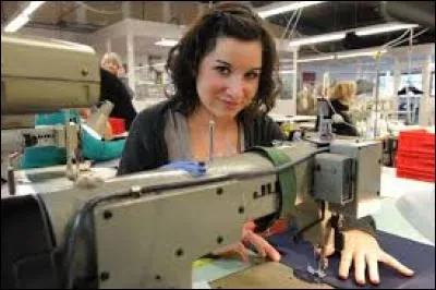 La couturière refusait catégoriquement de taillé des frippes à sont beau-père.