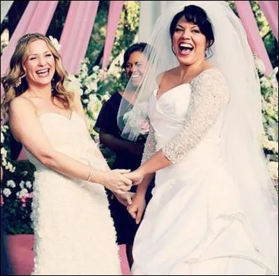 Qui a été plantée devant l'autel en robe de mariage ?