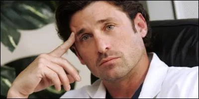 Où Derek vit-il quand il est seul ?