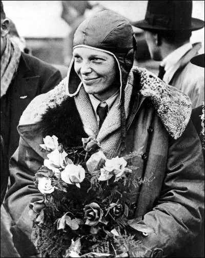 Le 18 juin 1928, elle est la première femme à traverser l'Atlantique en avion. Elle le fera en solitaire quatre ans plus tard. De qui s'agit-il ?