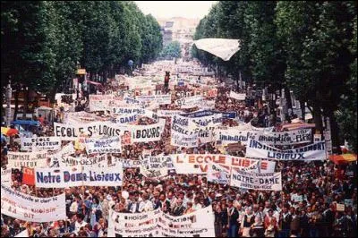 Ce 24 juin 1984, plus d'un million de personnes manifestent à Paris. Que défendent-ils ?