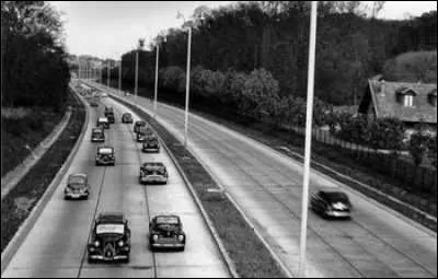Ce 9 juin, la première autoroute française est inaugurée. C'est la première tranche de l'actuelle autoroute de l'ouest. En quelle année était-ce ?