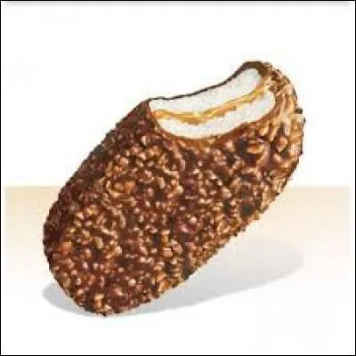 La photo nous montre une barre au chocolat avec ses éclats de noisettes et avec un cur au lait et au caramel fondant, il s'agit d'un...