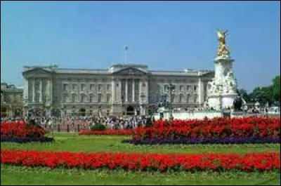 LONDRES - Baignée par la Tamise, la capitale du Royaume-Uni abrite de nombreux monuments historiques, dont ne fait PAS partie...