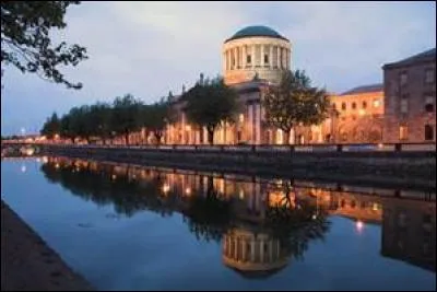 DUBLIN - La capitale irlandaise est une ville située sur la côté orientale du pays, baignée par la...