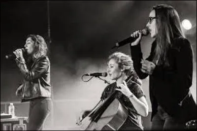 Dans quel pays les filles sont-elles parties faire un festival ?