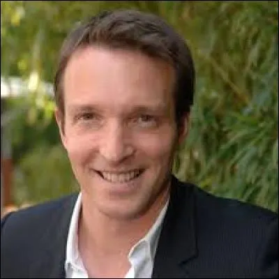 C'est un animateur de télévision connu pour avoir animé le jeu "Pékin Express" sur M6, il s'agit de...