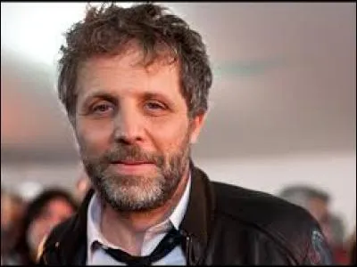 C'est un humoriste français qui pratique un humour noir, il s'agit de...