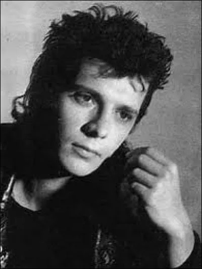 C'était un musicien qui faisait partie du groupe Indochine, il était également le frère jumeau du chanteur de ce groupe, il s'agit de...