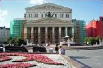 Comment s'appelle la scène mythique de Moscou où sont donnés de célèbres ballets, opéras et pièces de théâtre ?