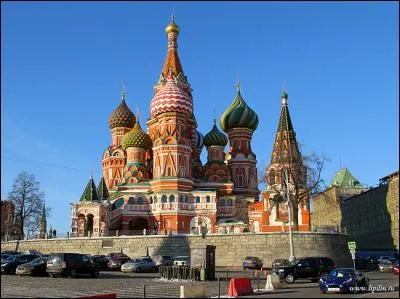 Comment s'appelle la cathédrale se trouvant sur la place Rouge à Moscou ?
