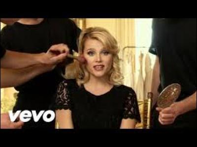 Laquelle de ses amies Ambre décide-t-elle d'emmener à la compétition ?