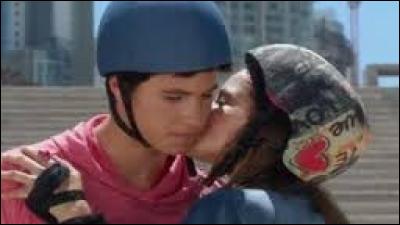 Comment s'appelle la fille qui est amoureuse de Simón ?