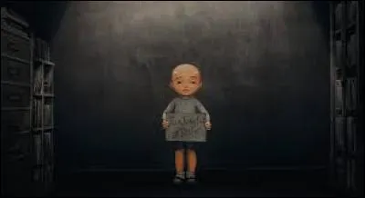 Dans quel pays se trouve sa famille adoptive ?