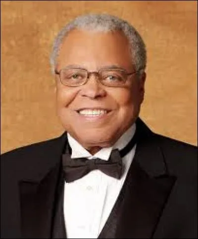 Pendant combien d'années James Earl Jones, la voix de Dark Vador dans "Star Wars", est-il resté muet ?