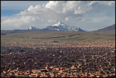 Quelle ville de Bolivie qui culmine à 4 149m d'altitude est la ville de plus de 100 000 habitants la plus haute du monde ?
