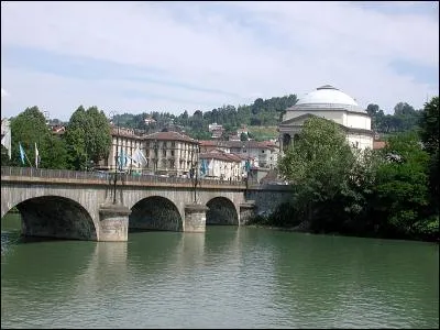 Le Pô est, avec une longueur de 652 km, le principal fleuve d'Italie. Quelle ville traverse-t-il ?