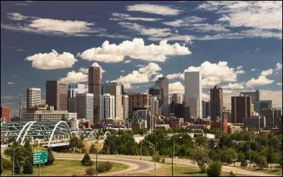 Quel état des Etats-Unis qui est un des deux seuls états américains totalement rectangulaire avec le Wyoming a pour capitale Denver ?