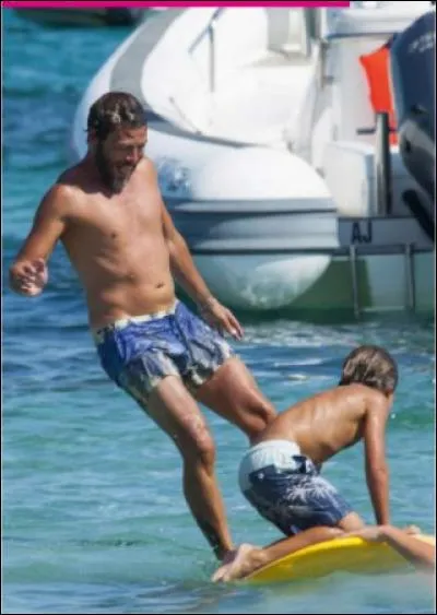 Il y a dedans une chanson pour la mère de ses enfants.