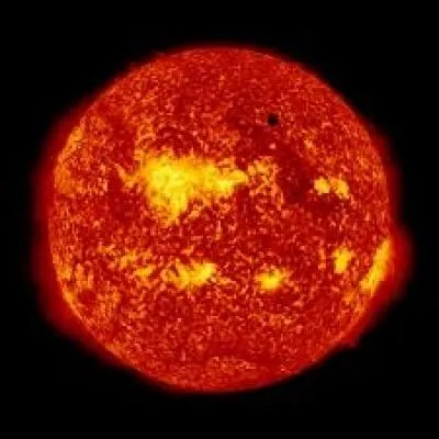 Lorsque Vénus passe entre la Terre et le Soleil, elle se présente comme un point noir à la surface de celui-ci. Quel est le nom de ce phénomène ?