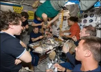 En apesanteur, la vie des astronautes est très différente. Tous les aspects de vie sont concernés comme la nutrition, le déplacement, le sommeil et les besoins naturels. Mais aussi le sport surtout durant les longues missions. Pourquoi doivent-ils faire de l'exercice ?