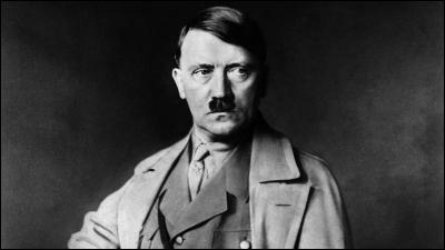 En quelle année Hitler passe-t-il au pouvoir ?
