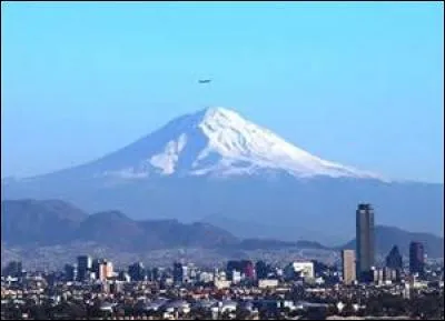 MEXICO - Cette grande ville d'Amérique centrale est entourée de sommets dépassant les 5 000 mètres d'altitude, dont le fameux volcan...