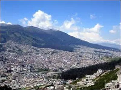 QUITO - La ville équatorienne est l'une des capitales les plus 'hautes" du monde, perchée à...
