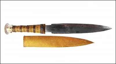 Avec quel métal a été confectionnée la dague de Toutankhamon ?