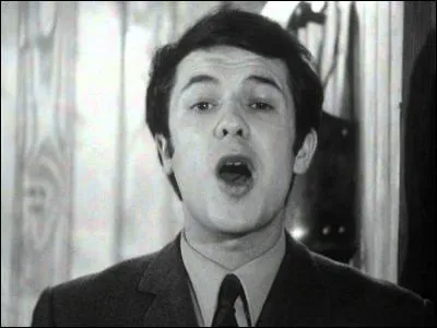 Il chante "Une mèche de tes cheveux" en 1966. De qui s'agit-il ?