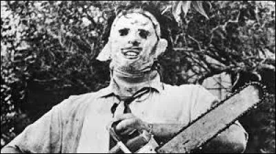 Quel nom porte le célèbre boucher psychopathe, reconnaissable à son masque de peau humaine, personnage emblématique de la saga horrifique "Massacre à la Tronçonneuse" ?