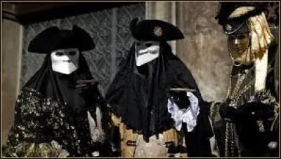 Ces individus masqués sont absolument typiques du carnaval se tenant à :
