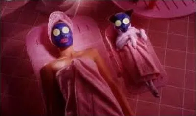 Le "masque" désigne également un produit de soin corporel que l'on applique sur le visage. Aussi, il existe des masques pour ...