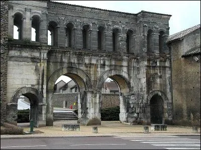 Un théâtre de 20 000 places, le plus grand de Gaule, un temple et de nombreux autres vestiges témoignent de la gloire passée de cette cité fondée par Auguste. Aujourd'hui cette ville porte le nom de...
