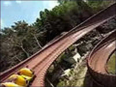 Il y a un train orange...