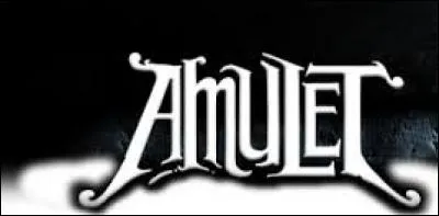 De quelle couleur est l'amulette de l'héroïne ?